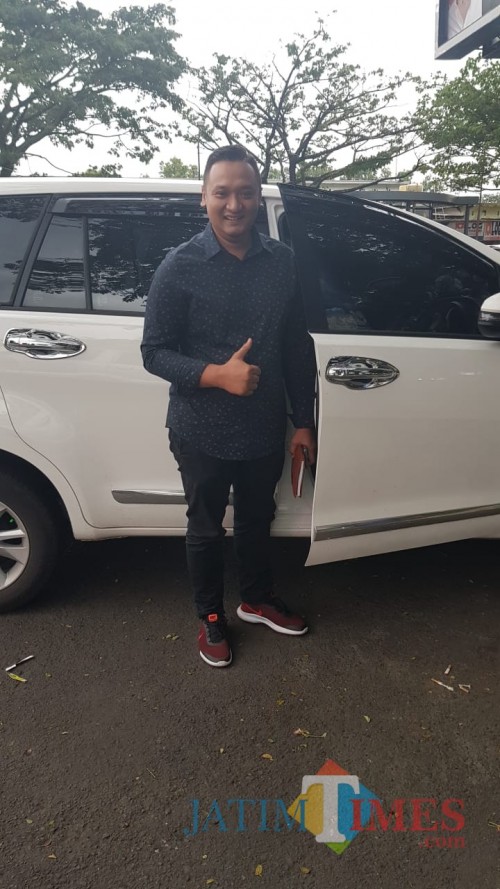 Adhimas Hanggono Adji, SH kuasa hukum ahli waris saat mendaftarkan perkara di Pengadilan Negeri Kota Kediri. (eko Arif s /JatimTimes)