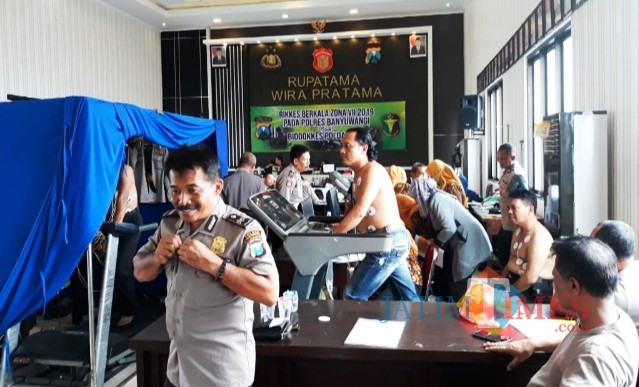 Anggota Polres Banyuwangi saat mengikuti Rikkes dari Biddokkes Polda Jatim yang bertempat di Rupatama Polres Banyuwangi, Kamis (14/3/19) siang.