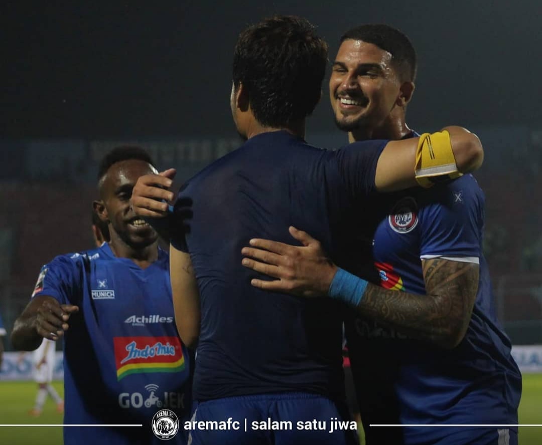 Arthur Cunha ketika meratakan gol dari Hamka Hamzah (foto: official Arema FC)