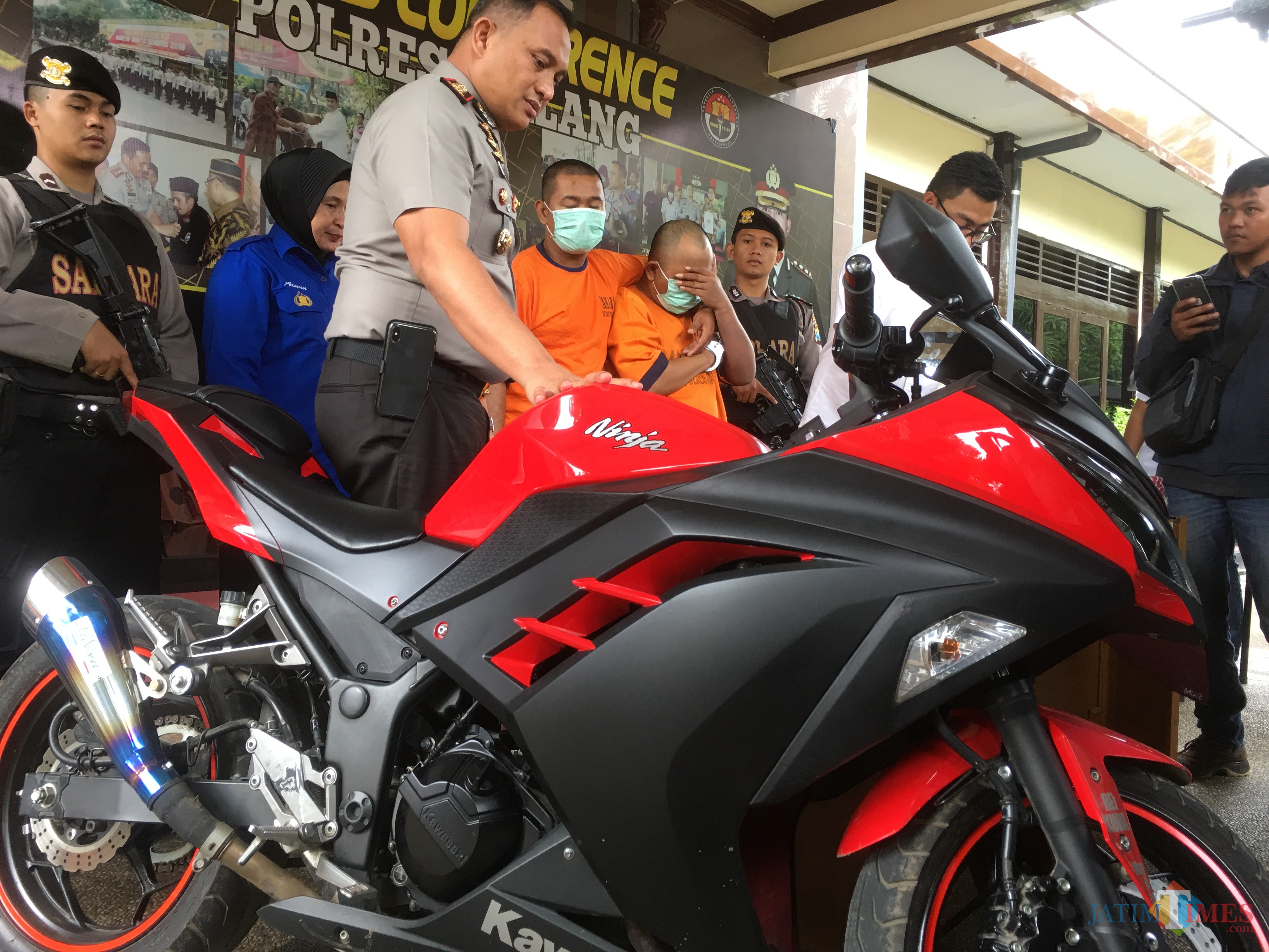 Anis tersangka penjambretan beserta barang bukti saat diamankan polisi, Kabupaten Malang (Foto : Ashaq Lupito / MalangTIMES)