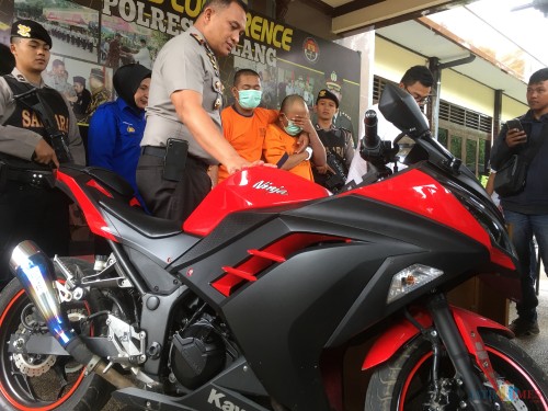 Anis tersangka penjambretan beserta barang bukti saat diamankan polisi, Kabupaten Malang (Foto : Ashaq Lupito / MalangTIMES)
