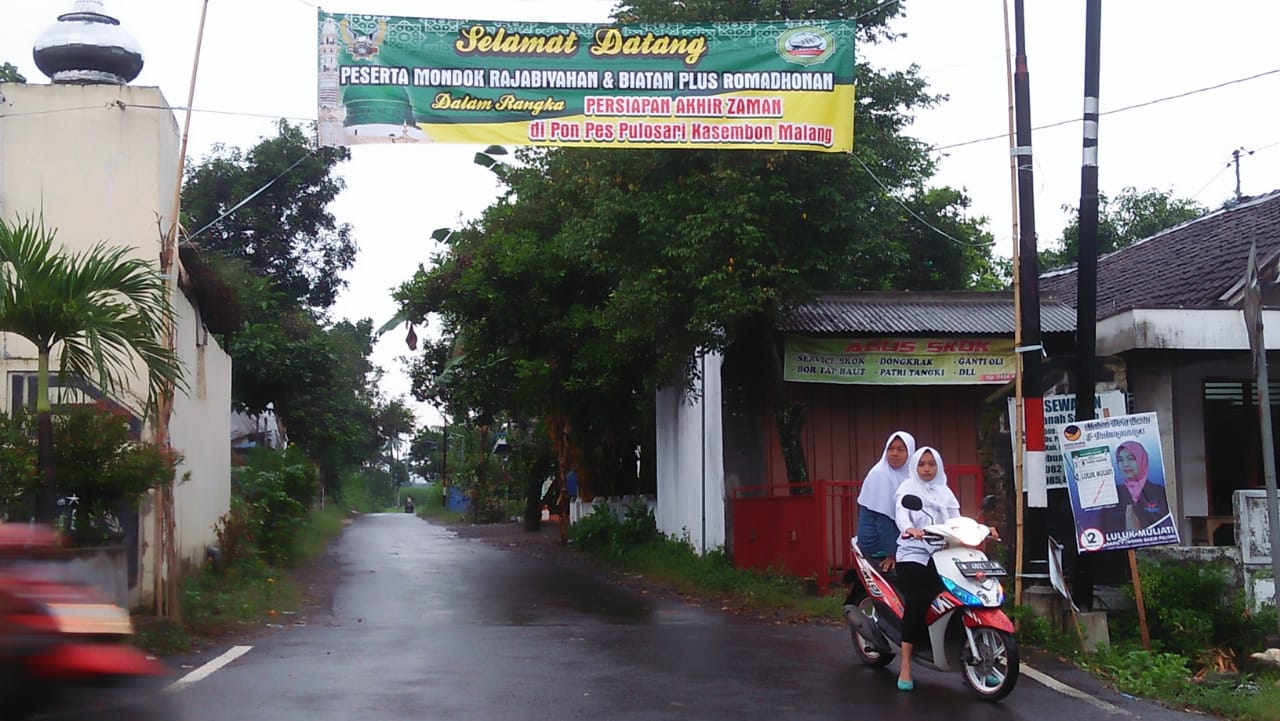 Spanduk yang dipasang di gang untuk menyambut jemaah dari PP Miftahu Falahi Mubtadi