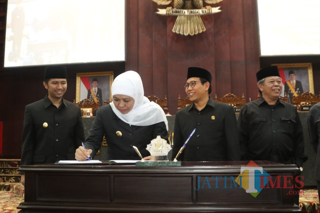 Gubernur Jatim Khofifah Menandatangani Nota Kesepakatan Terhadap RPJMD Prov Jatim Tahun 2019-2024