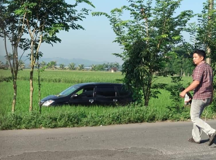 mobil nyungsep ke sawah usai tabrak motor