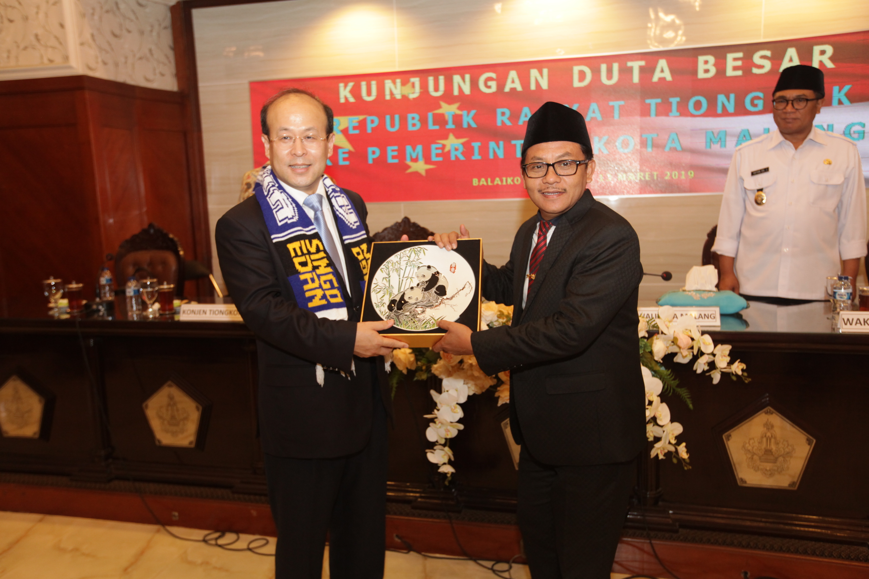 Wali Kota Malang Sutiaji (kanan) saat bertukar cenderamata dengan Duta Besar RRT di Indonesia Xiao Qian saat kunjungan kerja di BalaiKota Malang. (Foto: Humas Pemkot Malang for MalangTIMES)