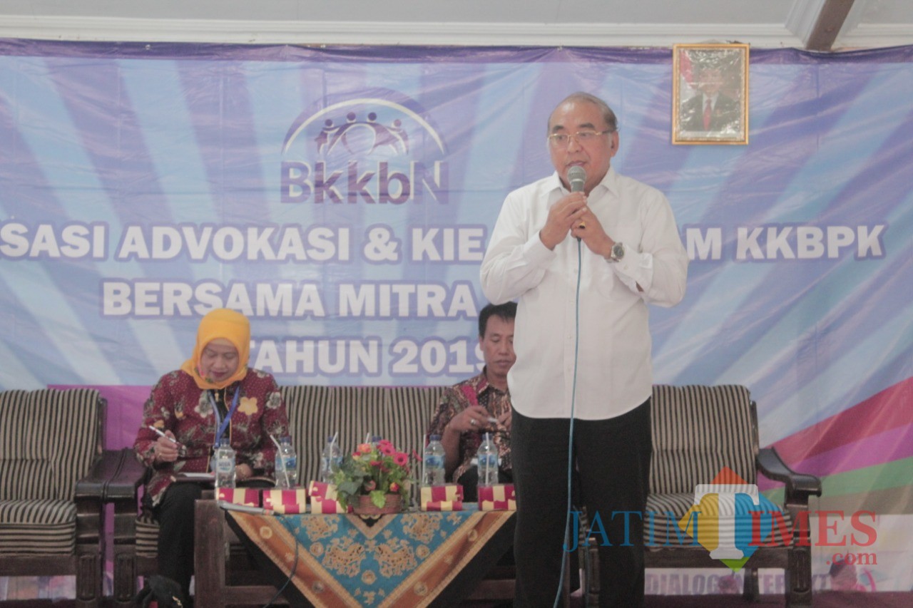 Anggota Komisi IX DPR RI Ir Budi Yuwono memberikan sambutan di Sosialisasi KKBPK di Desa Ringinpitu.(Foto : Team BlitarTIMES)