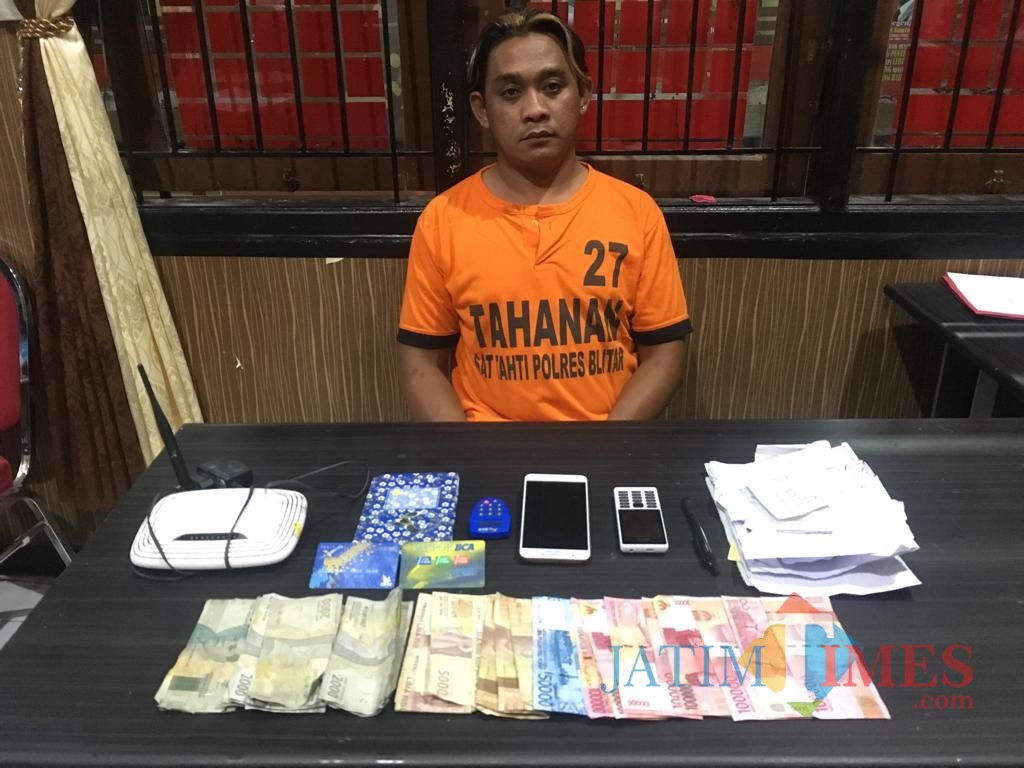 Tersangka Sulis alias Bogleng ditahan di rumah tahanan Polres Blitar