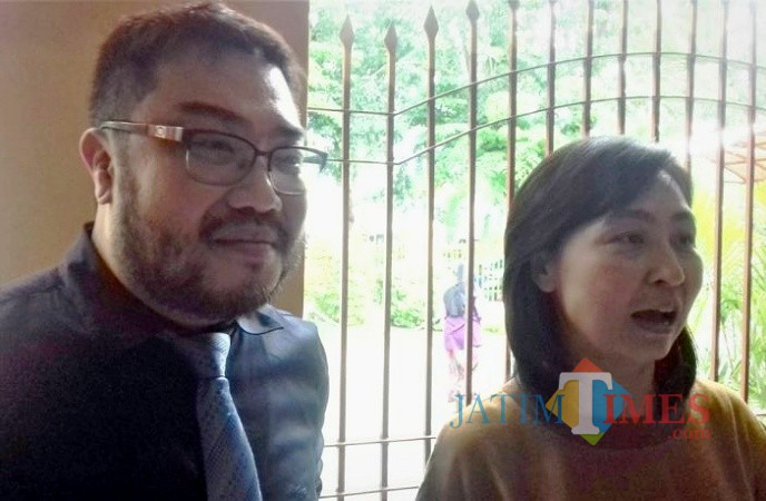 Trisulowati alias Chinchin didampingi kuasa hukumnya Ronald Tallaway SH, MH