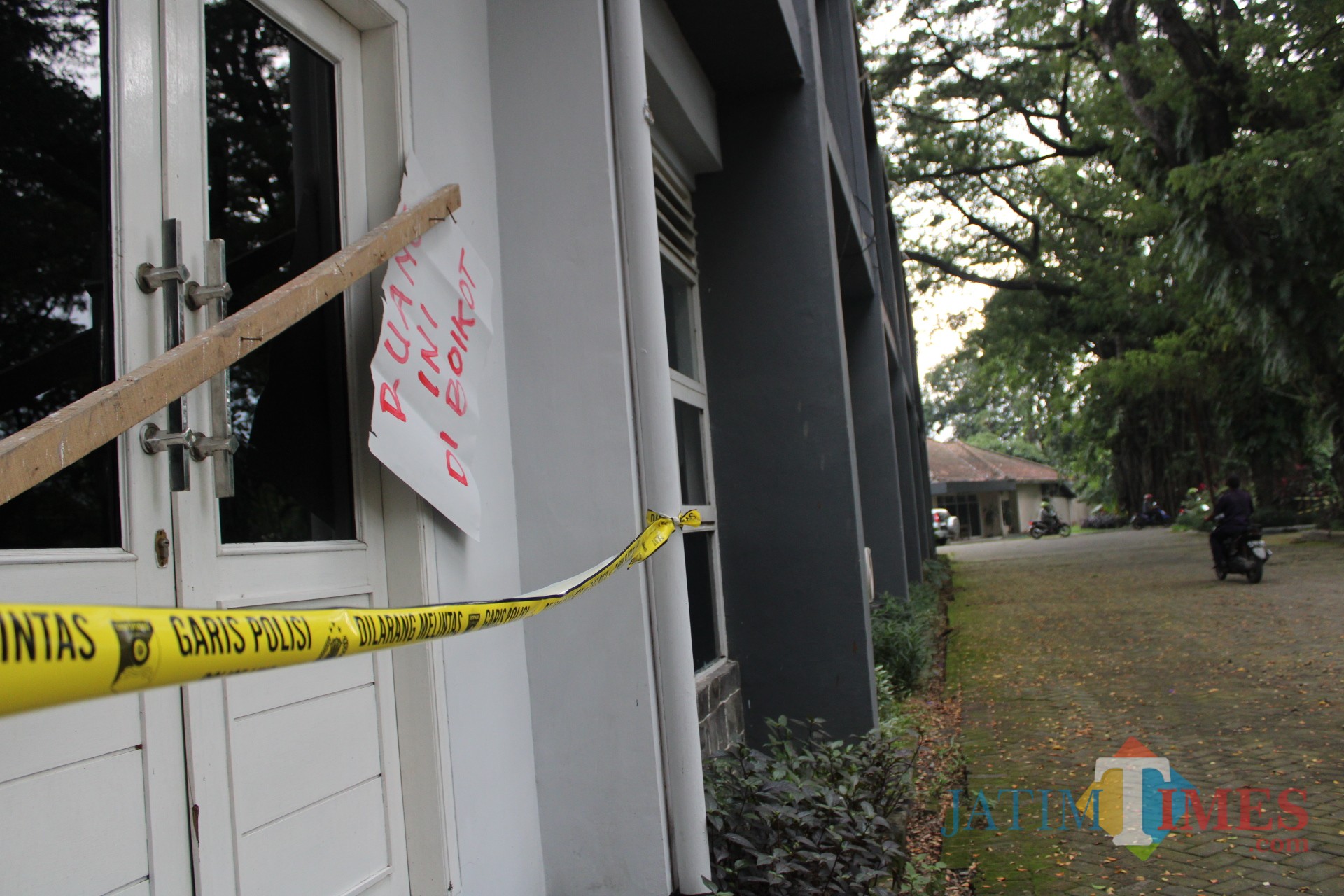 Kantor yayasan Undar terlihat dipasangi police line. (Foto : Adi Rosul / JombangTIMES)
