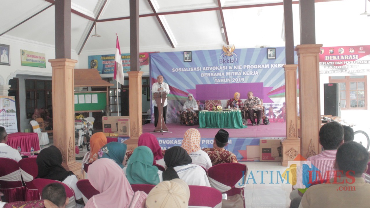 Ir Budi Yuwono, anggota Komisi IX DPR RI, memberikan paparan dalam sosialisasi KKBPK di Desa Kalidawir.(Foto : Team BlitarTIMES)