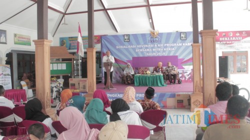 Ir Budi Yuwono, anggota Komisi IX DPR RI, memberikan paparan dalam sosialisasi KKBPK di Desa Kalidawir.(Foto : Team BlitarTIMES)