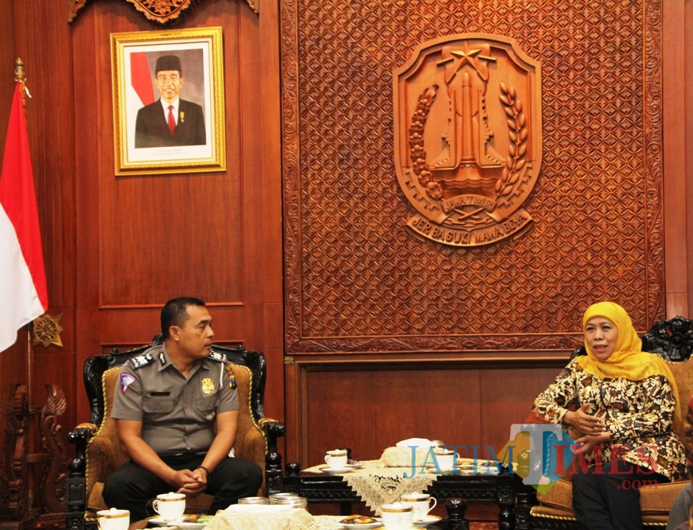 Aiptu Sujadi ketika mendapat penghargaan dari Gubernur Jatim Khofifah.