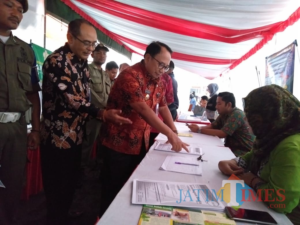 Bupati Blitar meninjau stand job market fair.(Foto : Team BlitarTIMES)