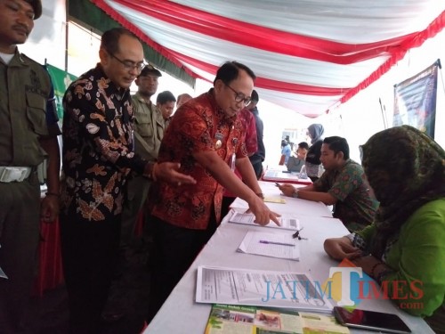 Bupati Blitar meninjau stand job market fair.(Foto : Team BlitarTIMES)