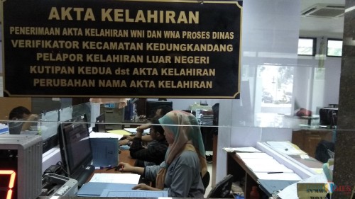 Suasana pelayanan di Dispendukcapil Kota Malang. (Foto: Nurlayla Ratri/MalangTIMES)