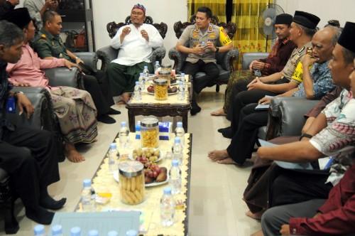 AKBP Budi Hermanto Kapolres Batu saat mendatangi Ponpes Miftahu Falahil Mubtadi'ien untuk mengklarifikasi isu fatwa kiamat