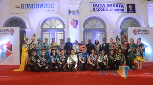 Foto bersama seluruh Kontestan dengan Dewan Juri dan Panitia