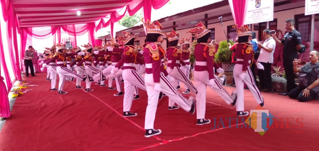 Inilah aksi polisi cilik yang membuat istri Kapolda Jatim kagum (Foto : Moch. R. Abdul Fatah / Jatim TIMES)
