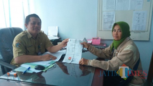 Kabid Dafduk Dispendukcapil Pemkab Blitar Anggo TH melayani warga yang membereskan data ganda.(Foto : Aunur Rofiq/BlitarTIMES)