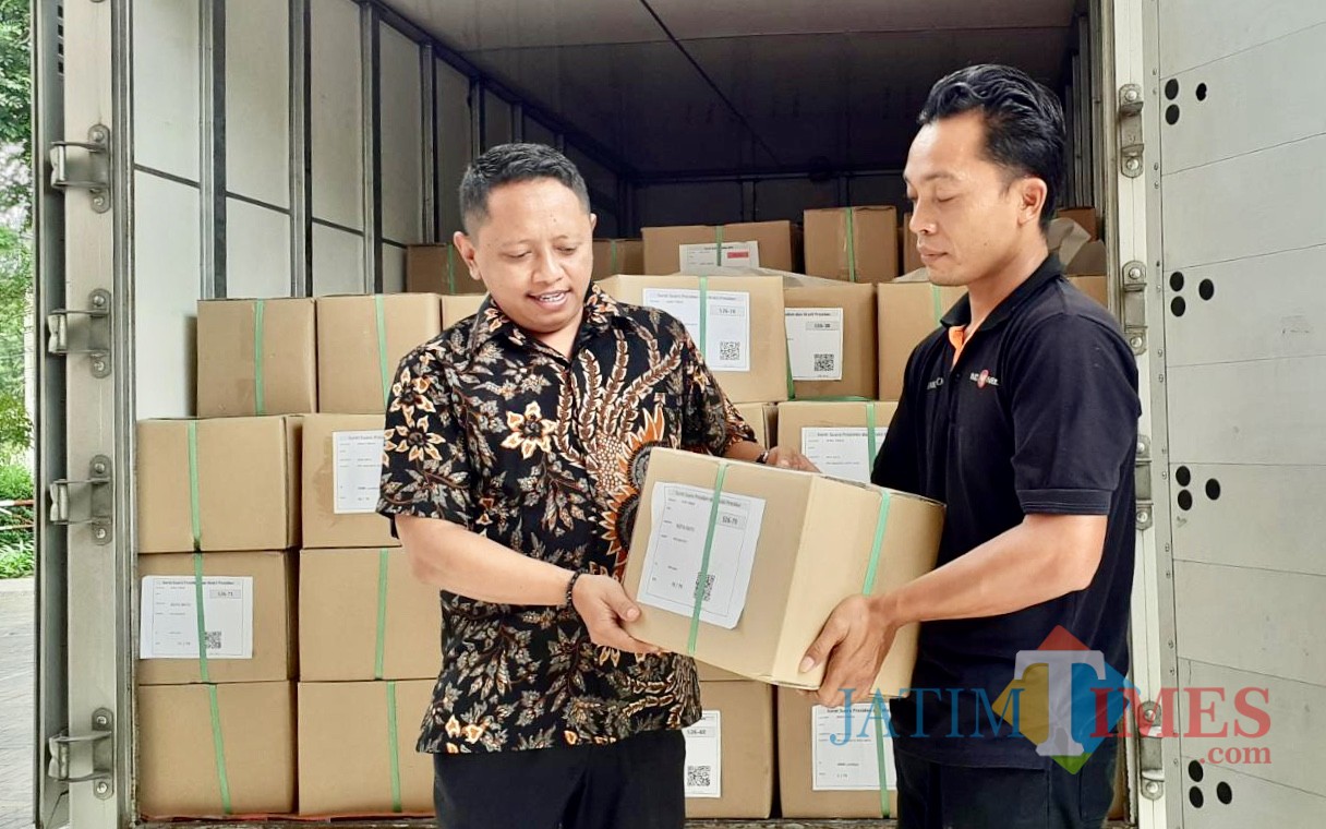 Ketua KPU Kota Batu Saifudin Zuhri (kiri) saat menerima suarat suara di kantor KPU Kota Batu, Jumat (15/3/2019). (Foto: Irsya Richa/MalangTIMES)