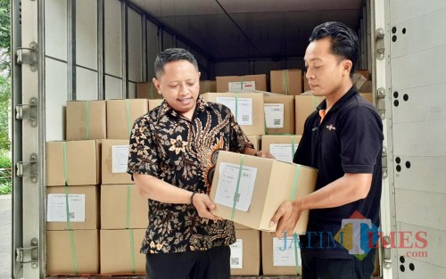 Ketua KPU Kota Batu Saifudin Zuhri (kiri) saat menerima suarat suara di kantor KPU Kota Batu, Jumat (15/3/2019). (Foto: Irsya Richa/MalangTIMES)