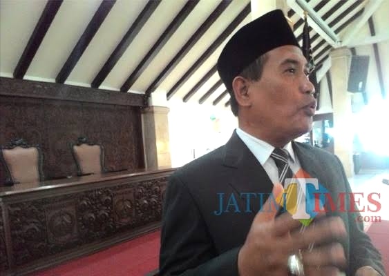 M Hidayat Kepala Disdik Kabupaten Malang memberikan klarifikasi atas isu KPK akan obok-obok kantornya dan membuat pelayanan ditutup (foto: Nana/ MalangTIMES)