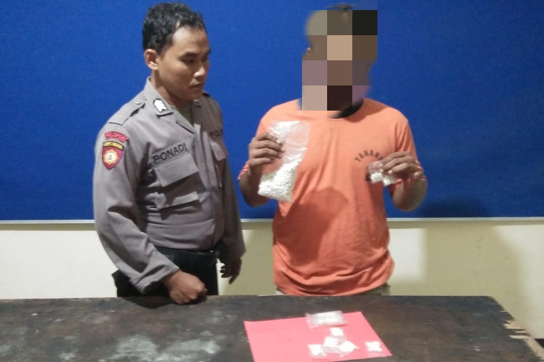 Tersangka ketika diamankan di Mapolsek Ngadiluwih (Foto: Istimewa)