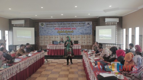 Pelatihan AA yang digelar Unisba Blitar berlangsung suskes.(Foto : Aunur Rofiq/BlitarTIMES)