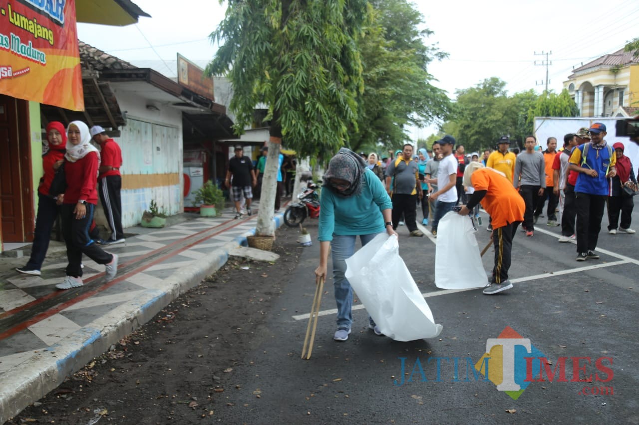 Wakil Bupati Lumajang Ir. Indah Amperawati ketika ikut acara bersih-bersih sampah pada hari ini (Foto : Moch. R. Abdul Fatah / Jatim TIMES)