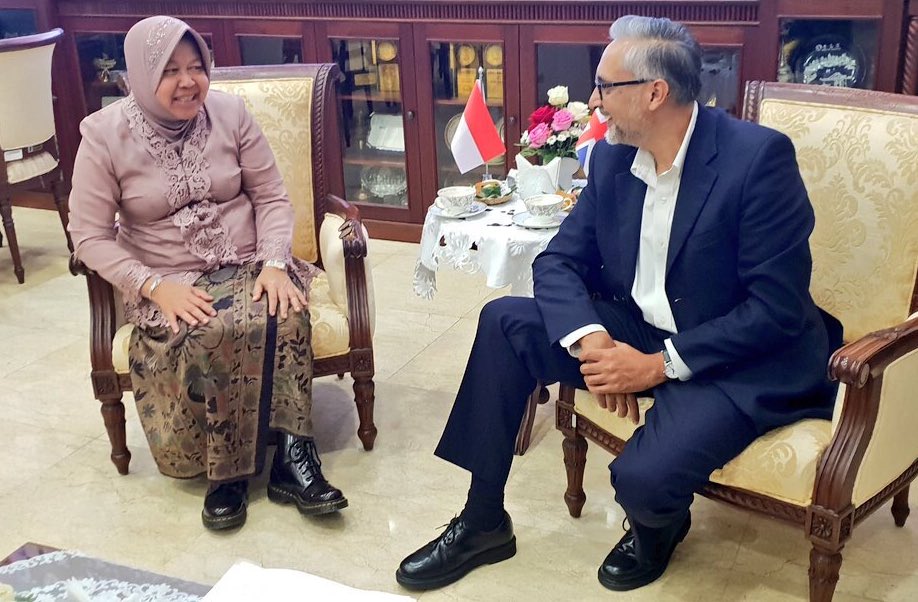 Wali Kota Surabaya Risma dan Dubes Inggris untuk Indonesia Moazzam Malik (Foto: Twitter/@MoazzamTMalik)