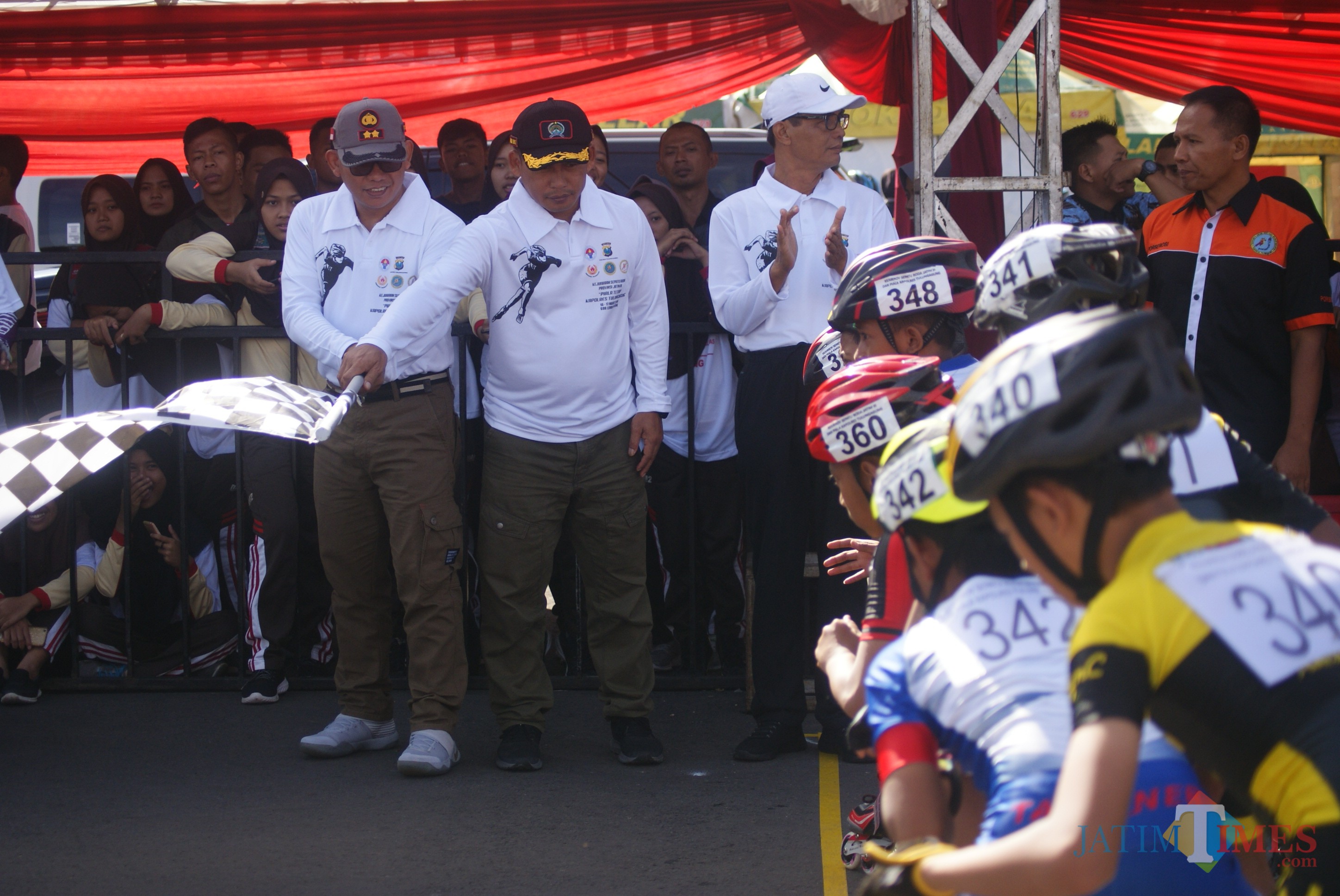 Kapolres Tulungagung, AKBP Tofik Sukendar (kiri) dan Dandim 0807/Tulungagung, Letkol Wildan Bahtiar saat mengangkat bendera start tanda pertandingan dimulai (foto : joko pramono/jatimtimes)