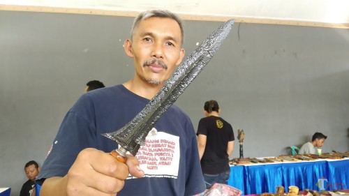 Pembuat keris asal Malang, Mpu Zainal Danang saat menunjukkan koleksi keris era Majapahit miliknya dalam pameran yang digelar di DKM (Pipit Anggraeni/MalangTIMES).