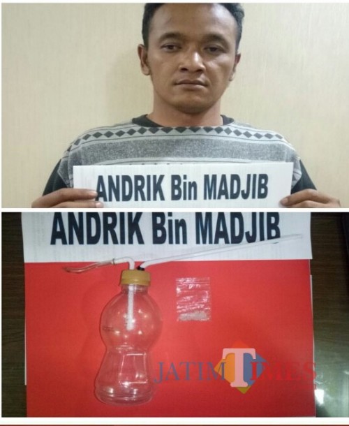 Andrik tersangka beserta barang bukti sabu saat diamankan polisi, Kecamatan Dampit (Foto : Humas Polres Malang for MalangTIMES)