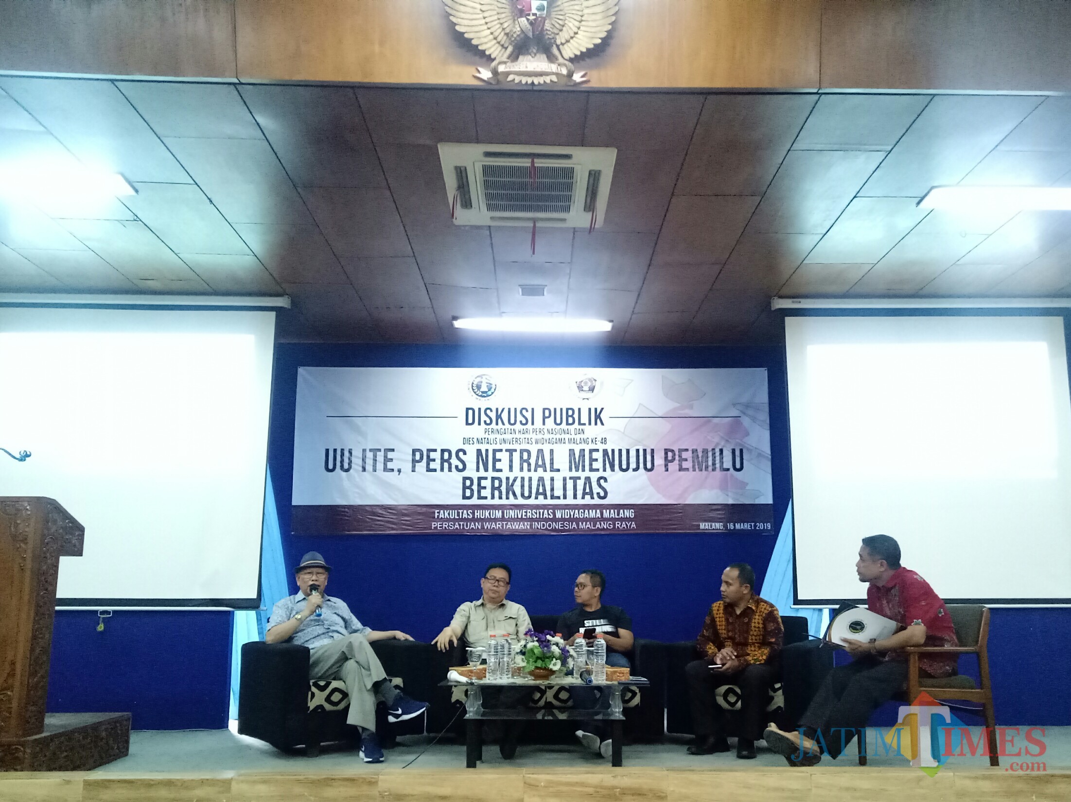 Bagir Manan (paling kiri, pegang mic) saat memberikan materi. (Foto: Imarotul Izzah/MalangTIMES)