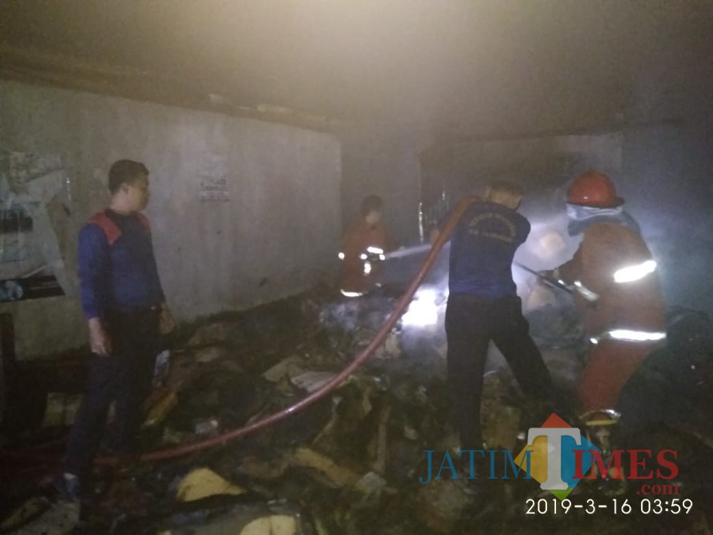 Damkar Satpol PP saat Padamkan api di pasar Bendilwungu (Foto : Joko / TulungagungTIMES)