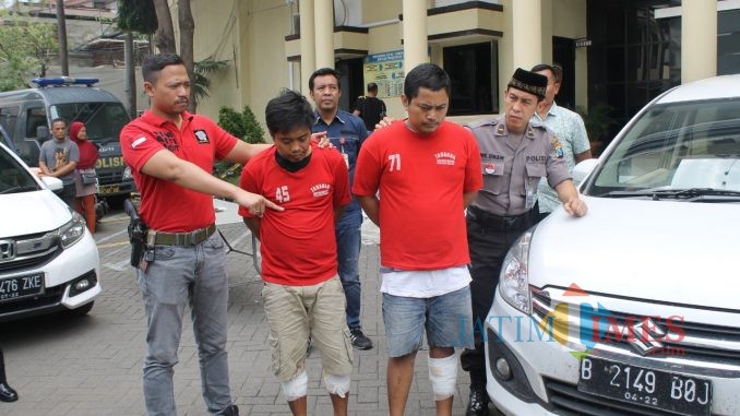 Dua pelaku perampasan taksi online saat ditunjukkan polisi