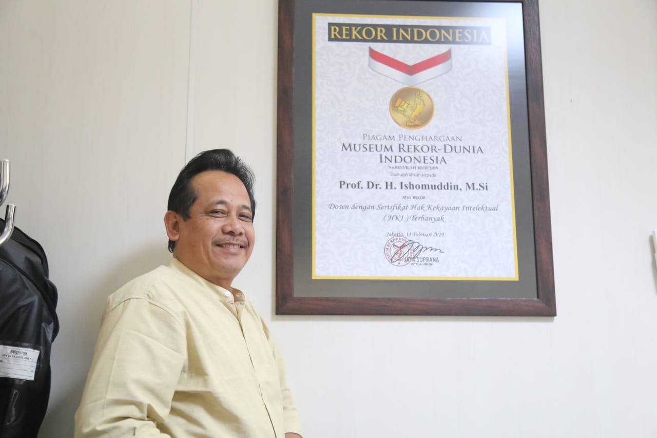 Prof. Dr. Ishomuddin, M.Si. tengah menunjukan piagam MURI yang diterimanya baru-baru ini. (Foto: Mirza/ Humas UMM)
