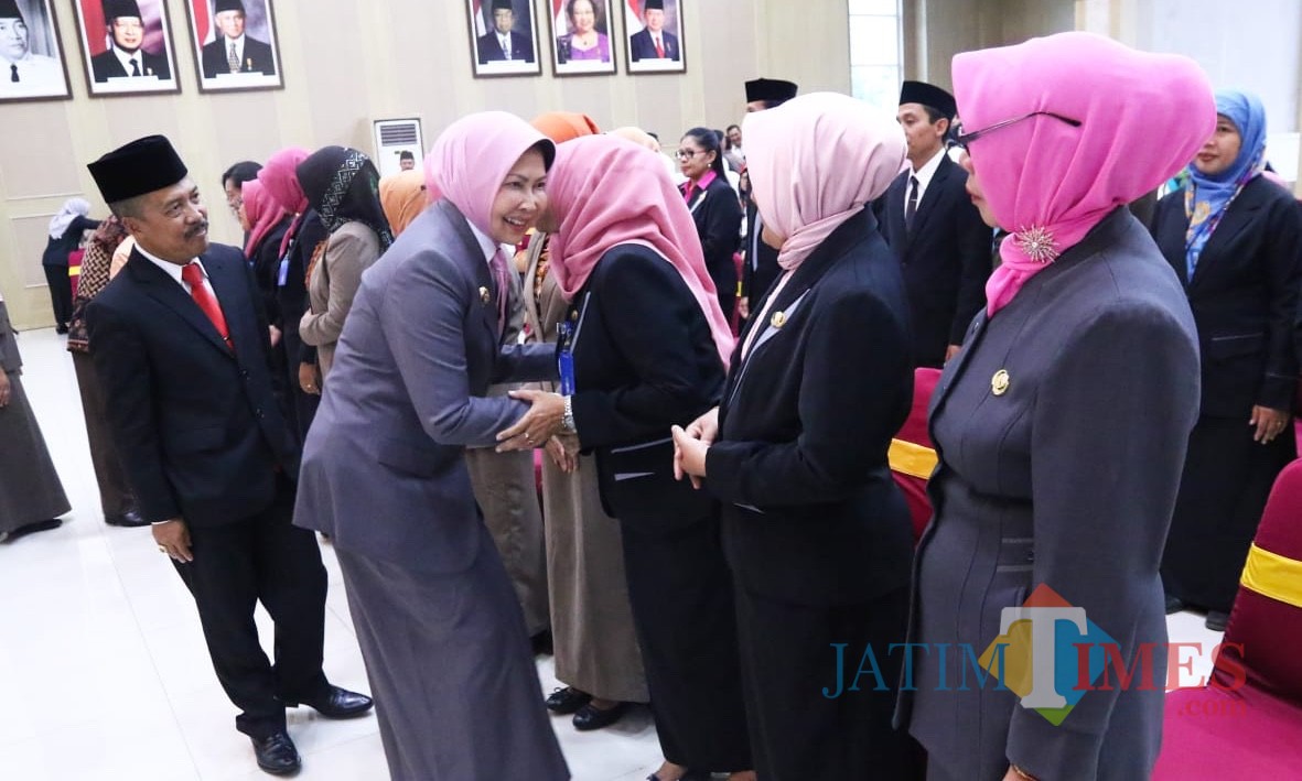 Wali Kota Batu saat mengukuhkan kepala sekolah dan pengawas di Graha Pancasila, Balai Kota Among Tani. (Foto: Humas Pemkot Batu)