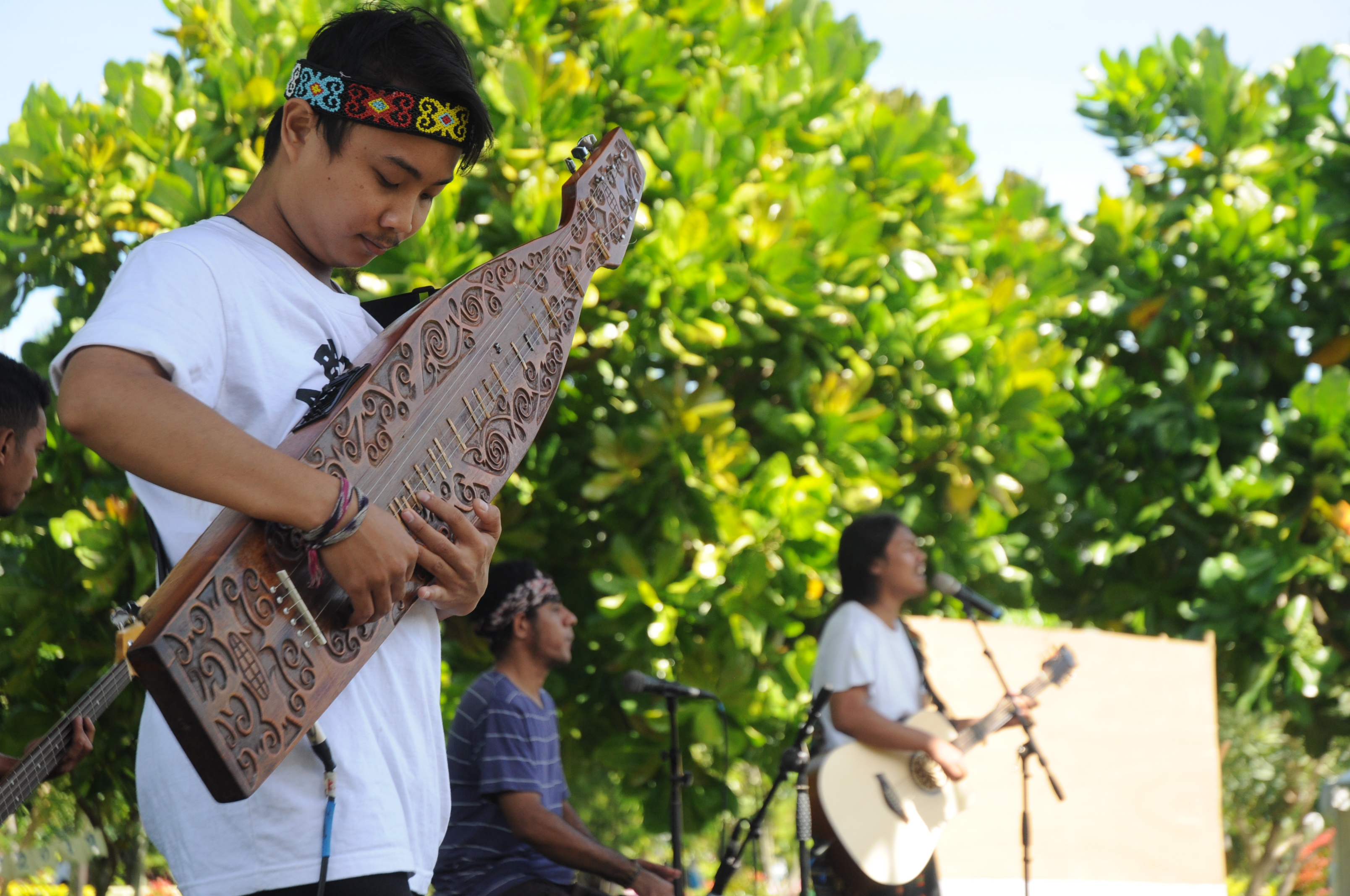 Pertunjukan seni perwakilan dari Museum Musik Indonsia (MMI) Kota Malang, memainkan alat musik tradisional dari kalimantan
