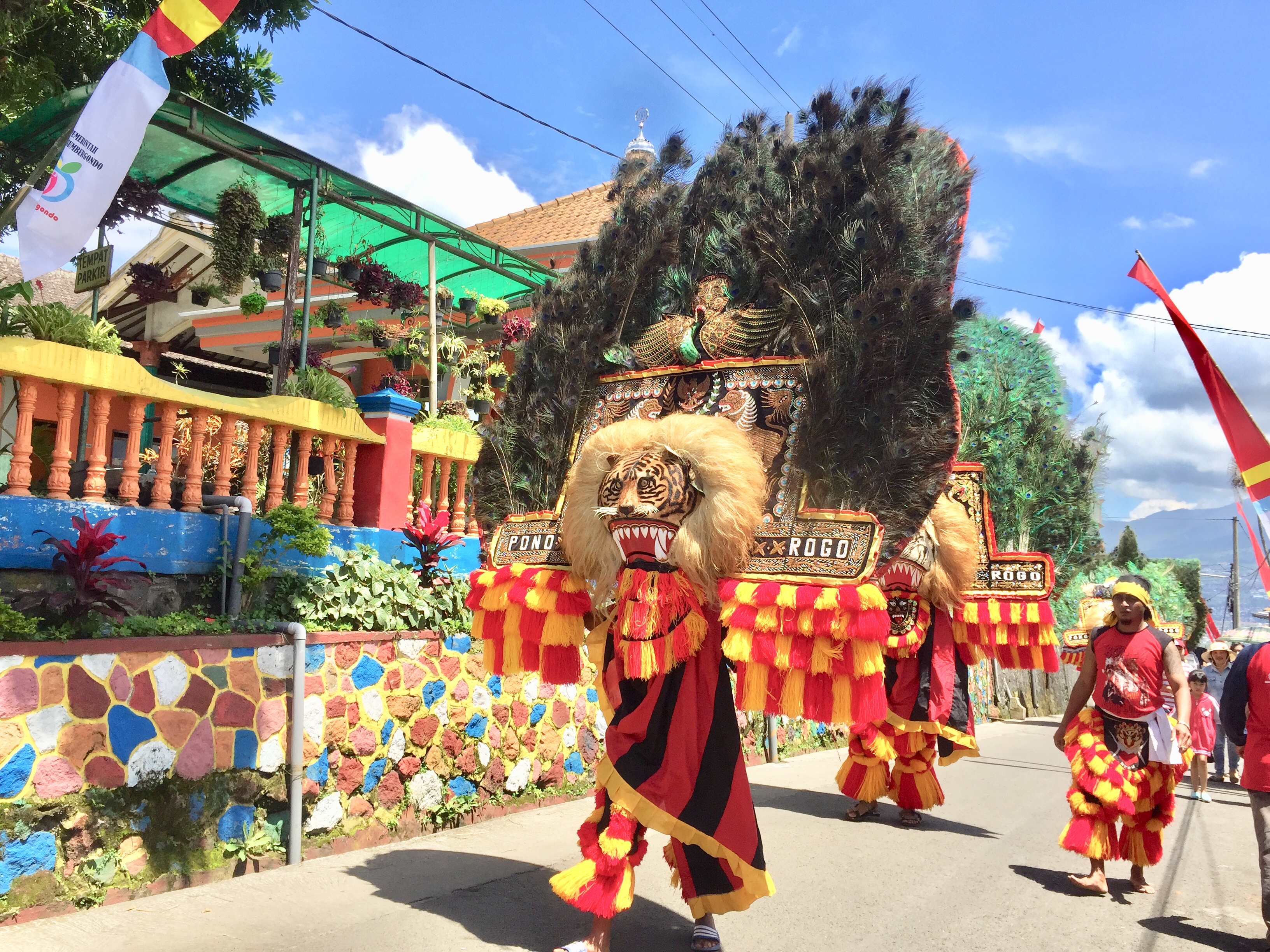 Penampilan repg ponorogo di Karnaval Budaya Desa Sumbergondo, Kecamatan Bumiaji, Sabtu (16/3/2019). (Foto: Irsya Richa/MalangTIMES)