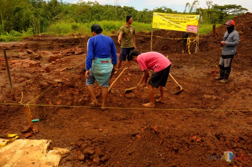 Proses pengikisan lapisan permukaan oleh tim BPCB Jatim dilokasi situs Sekaran