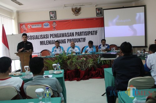 Anggota Bawaslu Kabupaten Jombang, Achmad Zani saat memberikan materi pengawasan partisipatif di hadapan peserta sosialisasi di Hotel Yusro. (Foto : Adi Rosul / JombangTIMES)