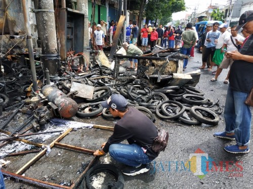 Kebakaran yang terjadi di Jl. Laksamana Martadinata mengakibatkan tiga sepeda motor hangus terbakar (Pipit Anggraeni/MalangTIMES)