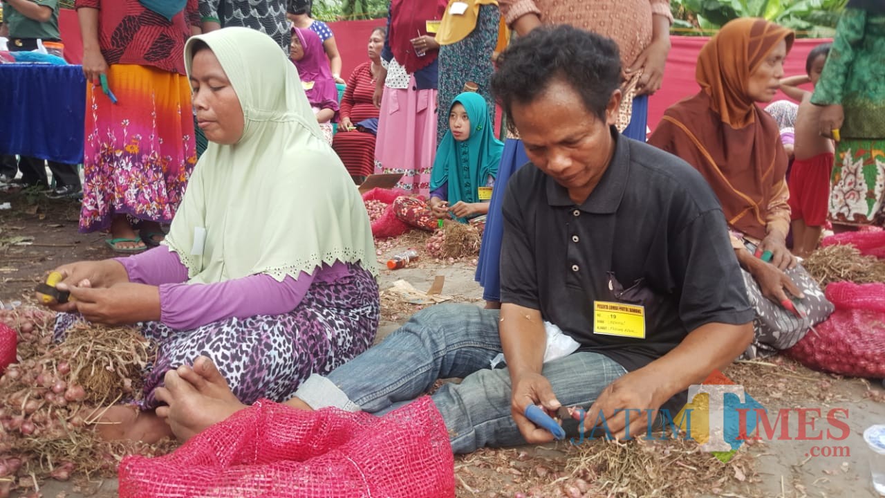 Salah satu peserta lomba kupas bawang merah (Agus Salam/Jatim TIMES)
