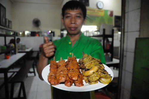 Sate komoh, menu khas Warung Lama Haji Ridwan.