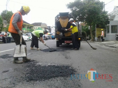 Tim Salob Dinas PU Bina Marga Kabupaten Malang terus bergerak melayani aduan warga atas jalanan berlubang