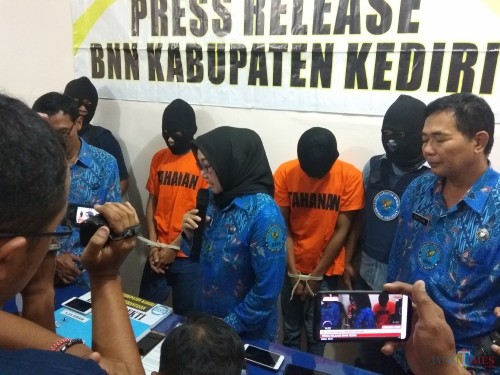 Kepala BNN Kabupaten Kediri AKBP Lilik Dewi saat melakukan rilis. (eko Arif s /JatimTimes)