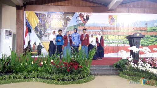 Perwakilan dari anak sekolah dalam Musrenbang 2020 saat foto bersama Bupati Jember (foto : Moh. Ali Makrus / Jatim TIMES