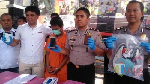Wakapolres Tulungagung, Kompol Andik Gunawan (tengah) saat tunjukan bukti pencurian mobil (foto: Joko Pramono/Jatimtimes)