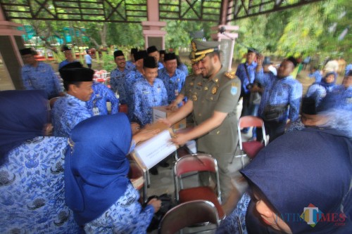 Wali kota Hadi Zainal Abidin berkeliling meminta sumbangan untuk Korban Sentani, Papua (Agus Salam/Jatim TIMES)